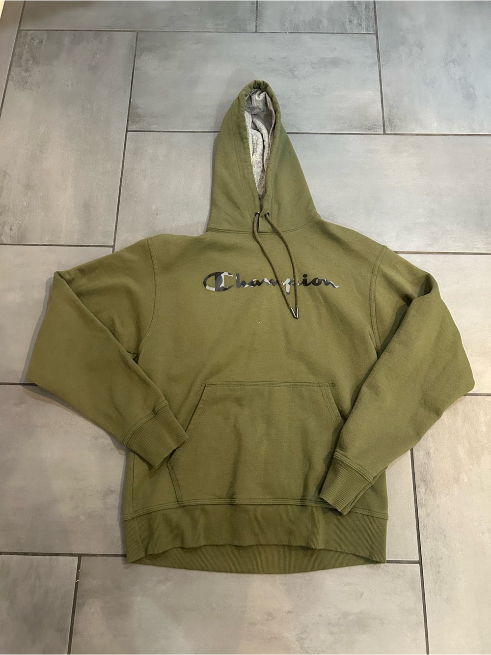 Champion Men’s Camo-Wording Pullover Hoodie in Green
